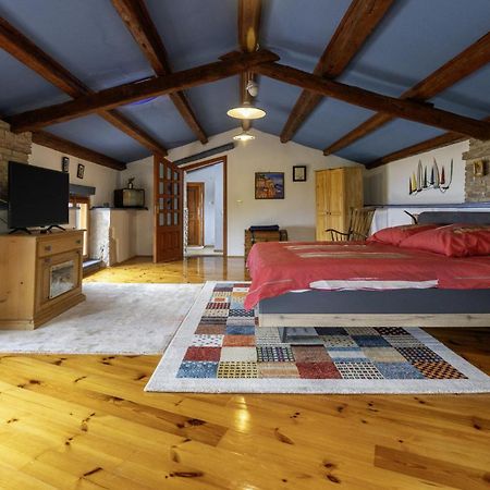 Вилла Crni In Crni - Haus Fuer 6 Personen Лабин Экстерьер фото